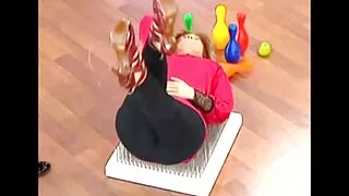 Quickie passionné au sex avec un vieux bord de la piscine avec sexpot brune