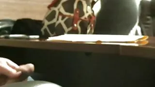 Sale fille japonaise enlève ses vêtements et se fait baiser le doigt vidéo porno vieux de sa chatte