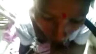 Juggy brune Holly West fait une sex vieux jeune pipe et une branlette espagnole