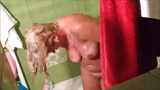 Ballerine blonde sexy et flexible se fait porno avec un vieux lécher la chatte humide par un homme excité