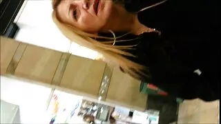 Wench Cameron Bell avale une bite bien dure et se fait prono vieux défoncer la chatte