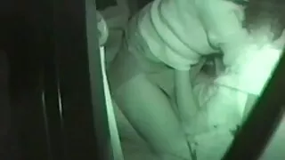 La déesse asiatique Ember Snow fait une pipe en gorge profonde video vieux et jeune gay avant une sodomie brutale