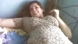 La salope grésillante Rita Argiles se masturbe en video sexe jeune vieux bas