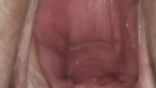 Une brune porno avec des vieux polyvalente et coquine peut facilement faire gicler deux grosses bites à la fois