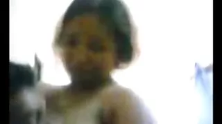 Séduisante brune asiatique aux cheveux longs suce porno de vieux couples une délicieuse bite et donne un tour